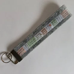 Schlüsselanhänger aus grauem Filz mit aufgenähtem Webband *Glaube Hoffnung Liebe*