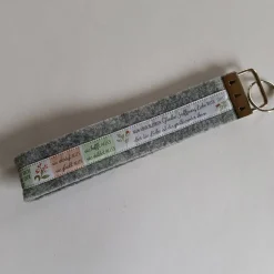 Schlüsselanhänger aus grauem Filz mit aufgenähtem Webband *Glaube Hoffnung Liebe*