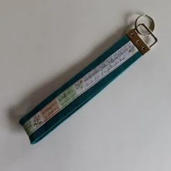 Schlüsselanhänger aus türkisem Filz mit aufgenähtem Webband *Glaube Hoffnung Liebe*