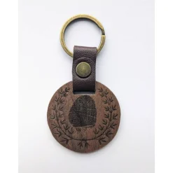 Schlüsselanhänger aus Wallnussholz mit individueller Gravur - Kinderzeichnung oder Fingerabdruck als Geschenk