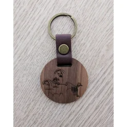 Schlüsselanhänger aus Wallnussholz mit individueller Gravur - Kinderzeichnung oder Fingerabdruck als Geschenk
