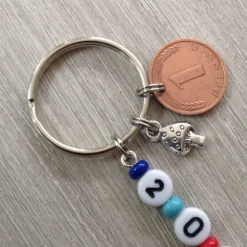 Schlüsselanhänger mit Jahreszahl, Pfennig und Pilz  – Geschenk für den Jahreswechsel 2026