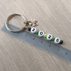 Schlüsselanhänger mit Kleeblatt und Jahreszahl – Glücksbringer Geschenk zum Jahreswe