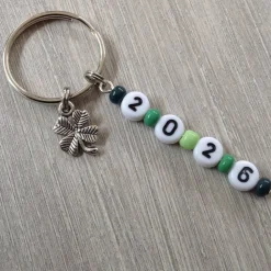 Schlüsselanhänger mit Kleeblatt und Jahreszahl – Glücksbringer Geschenk zum Jahreswe