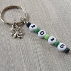 Schlüsselanhänger mit Kleeblatt und Jahreszahl – Glücksbringer Geschenk zum Jahreswe