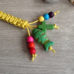 Schlüsselanhänger mit Kreuz, Fisch und bunten Perlen