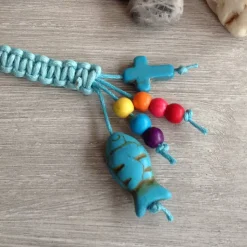 Schlüsselanhänger mit Kreuz, Fisch und bunten Perlen