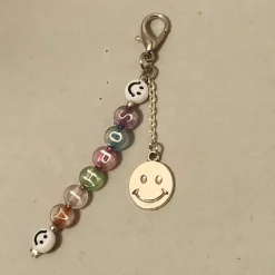 Schlüsselanhänger Smiley personalisierbar mit Namen – Geschenk zur Einschulung / Kindergartenstart & Kindergeburtstag