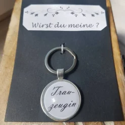 Schlüsselsanhänger Brautführerin oder BrautfühHochzeit schwarz weiß Cabochon silberfarbe Fassung 25mm lustiges Geschenk