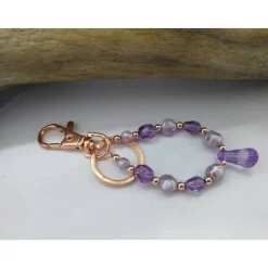 Schlüssel-/Taschenanhänger Tropfenform, flieder, personalisierbar