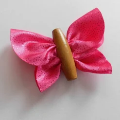 Schmetterlinge aus Stoff in sechs verschiedenen Farben mit Körper aus Holz