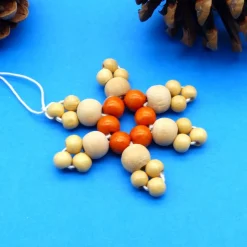 Schneeflocke aus Holzperlen, natur + orange, Design B, Weihnachtsdeko, Advent, Dekoration, Geschenkanhänger, Baumschmuck
