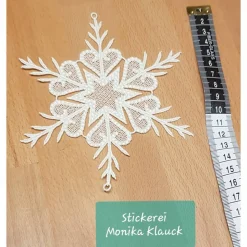 Schneeflocke mit Stern und Herzen, cremeweiß , gestickt in Lace-Stickerei