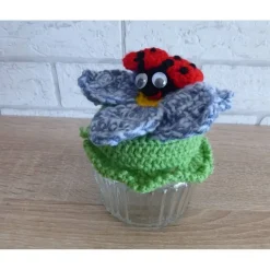 Schönes Glas mit Schraubverschluss, gehäkelter Blume und Marienkäfer (blau)