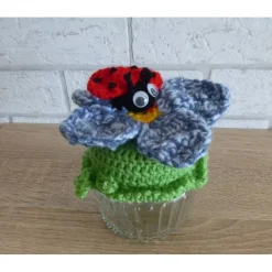 Schönes Glas mit Schraubverschluss, gehäkelter Blume und Marienkäfer (blau)