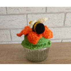 Schönes Glas mit Schraubverschluss, gehäkelter Blume (orange) und Biene