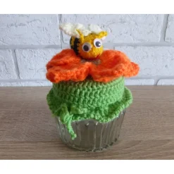 Schönes Glas mit Schraubverschluss, gehäkelter Blume (orange) und Biene