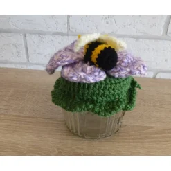 Schönes Glas mit Schraubverschluss, gehäkelter Blume (lila, rosa) und Biene