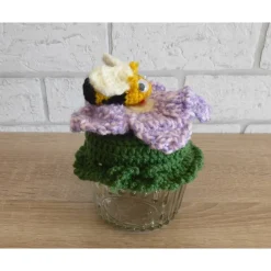 Schönes Glas mit Schraubverschluss, gehäkelter Blume (lila, rosa) und Biene