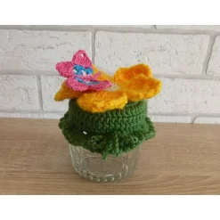 Schönes Glas mit Schraubverschluss, gehäkelter Blume (gelb) und Schmetterling
