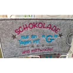 Schokoladenhülle aus Filz bestickt, rechteckig