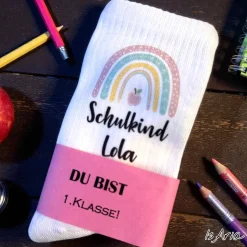 Schulkind Regenbogen Socken,Tennissocken, Personalisierbar, Strümpfe, Geschenkidee Einschulung