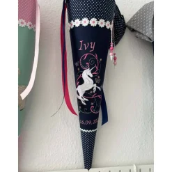 Schultüte aus Stoff bestickt Einhorn mit Ranke, Namen und Datum 70cm Rohling