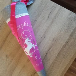 Schultüte aus Stoff bestickt Einhorn mit Ranke, Namen und Datum 70cm Rohling