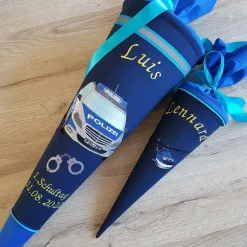 Schultüte aus Stoff bestickt mit Polizeiwagen, Namen und Datum 70cm Rohling