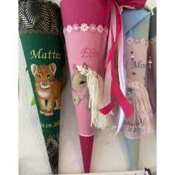 Schultüte aus Stoff bestickt mit einem kleinen Löwen , Namen und Datum 70cm Rohling