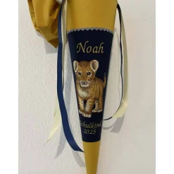 Schultüte aus Stoff bestickt mit einem kleinen Löwen , Namen und Datum 70cm Rohling