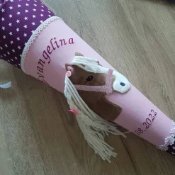 Schultüte aus Stoff bestickt mit einem Pferd 3D, Namen und Datum 70cm Rohling