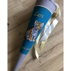 Schultüte aus Stoff bestickt mit einem kleinen Tiger, Namen und Datum 70cm Rohling