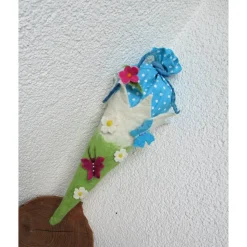Schultüte gefilzt Filzschultüte mit Filzblumen und Schmetterlingen türkis