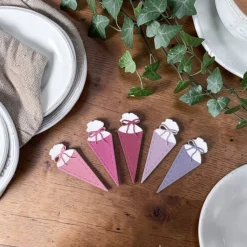 Schultüten gestanzt aus Tonkarton – Streudeko & Stanzteile für Einschulung & Kartengestaltung