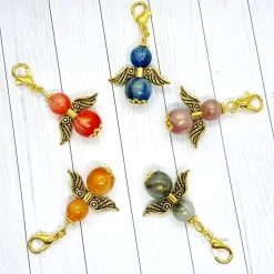 Schutzengel goldfarben altrosa – Glücksbringer Anhänger mit marmorierten Acrylperlen