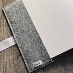 Schutzumschlag SCHLEIFE Fotoalbum Wollfilz bestickt personalisierbar