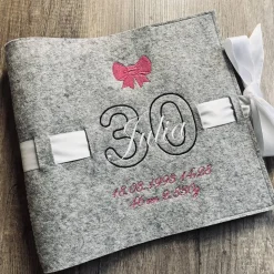 Schutzumschlag SCHLEIFE Fotoalbum Wollfilz bestickt personalisierbar