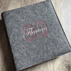 Schutzumschlag ZAHL Fotoalbum Wollfilz bestickt personalisierbar