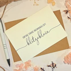 Schwangerschaft verkünden – Minimalistische Glückwunschkarte „Große Dinge beginnen oft klitzeklein“ mit Umschlag