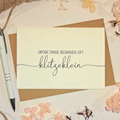 Schwangerschaft verkünden – Minimalistische Glückwunschkarte „Große Dinge beginnen oft klitzeklein“ mit Umschlag