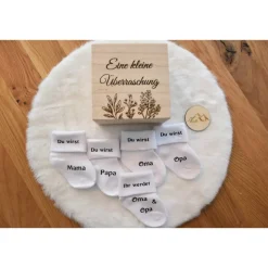 Schwangerschaft verkünden mit Überraschungskiste – gravierte Holzkiste & personalisierte Socke