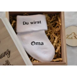 Schwangerschaft verkünden mit Überraschungskiste – gravierte Holzkiste & personalisierte Socke