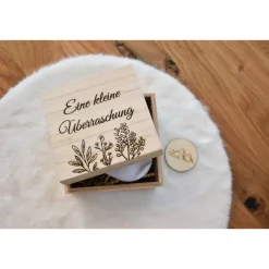 Schwangerschaft verkünden mit Überraschungskiste – gravierte Holzkiste & personalisierte Socke