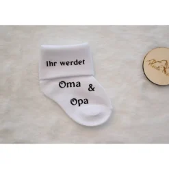 Schwangerschaft verkünden mit Überraschungskiste – gravierte Holzkiste & personalisierte Socke