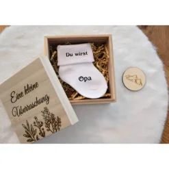Schwangerschaft verkünden mit Überraschungskiste – gravierte Holzkiste & personalisierte Socke