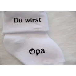 Schwangerschaft verkünden mit Überraschungskiste – gravierte Holzkiste & personalisierte Socke