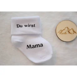 Schwangerschaft verkünden mit Überraschungskiste – gravierte Holzkiste & personalisierte Socke