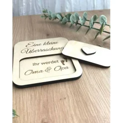 Schwangerschaft verkünden Holzkarte mit Überraschungseffekt Wir bekommen ein Baby, personalisiert Baby verkünden