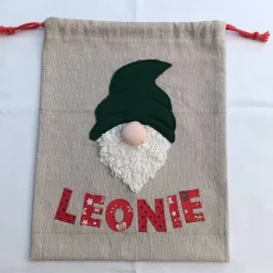 Säckchen aus beigem Baumwollstoff mit Wichtel und Namen